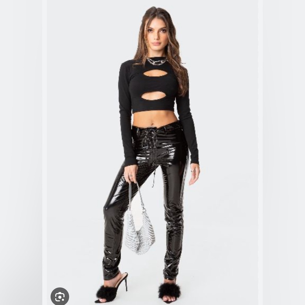 EDIKTED
Nyx Cut-Out Crop Top black size small